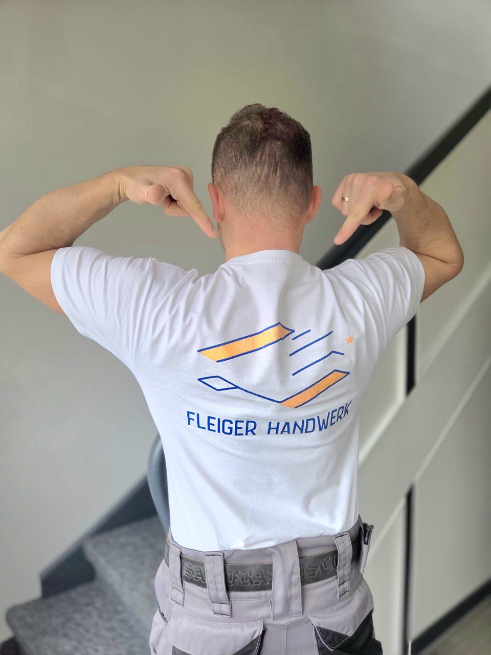 Handwerker mit Werkzeugkoffer
