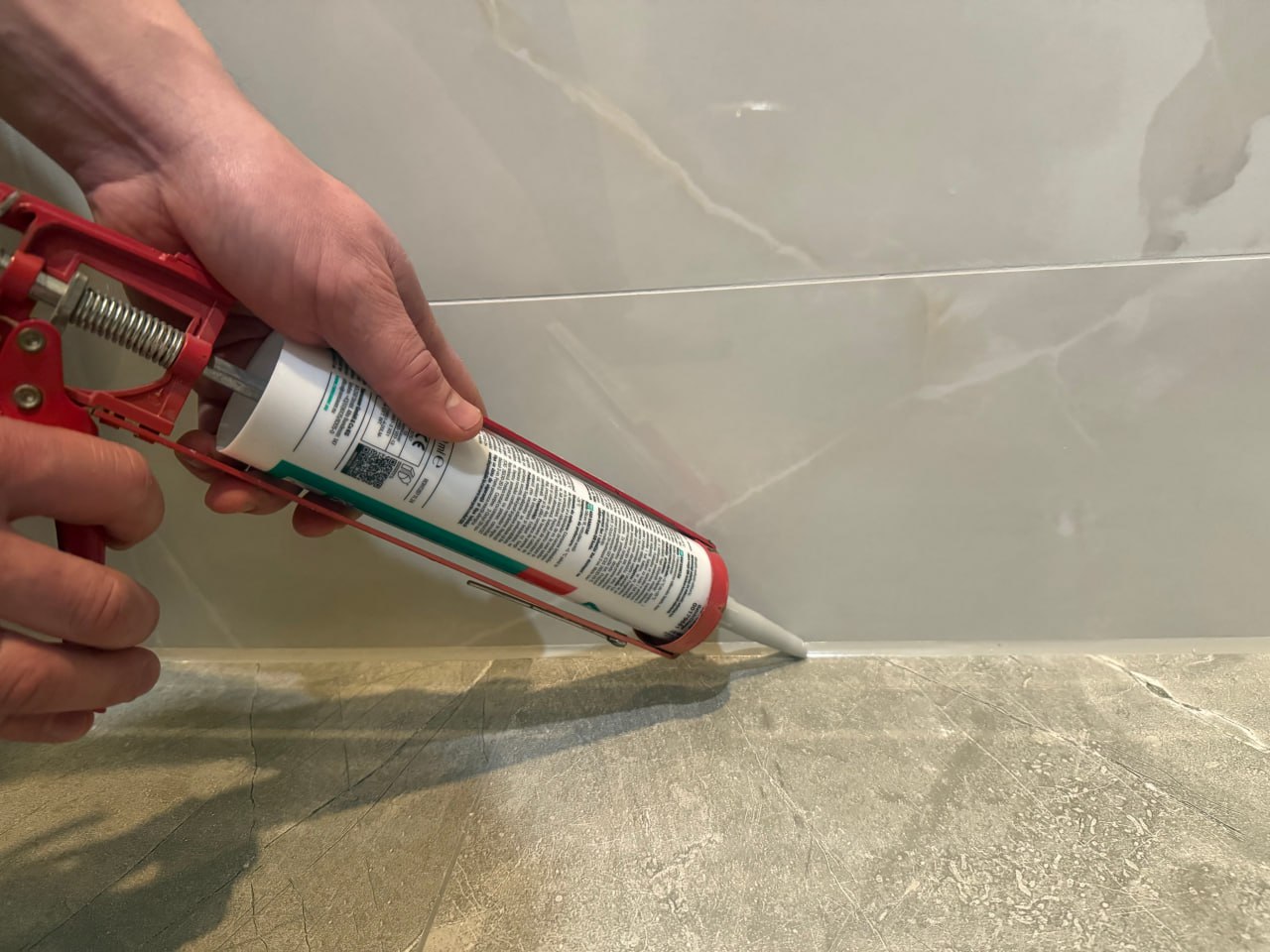 Silikonfuge im Badezimmer