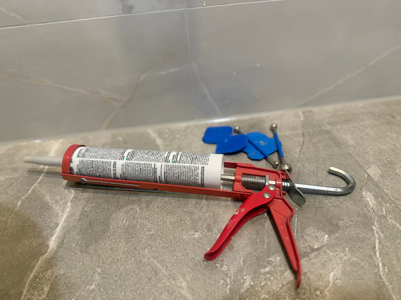 Silikonpistole und Werkzeug